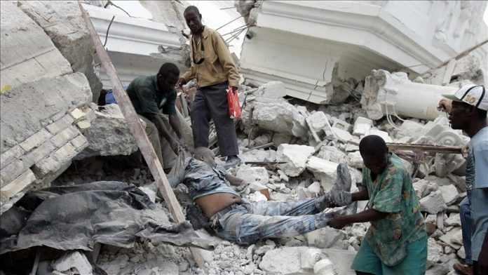 Aumenta a 227 el número de muertos tras el terremoto