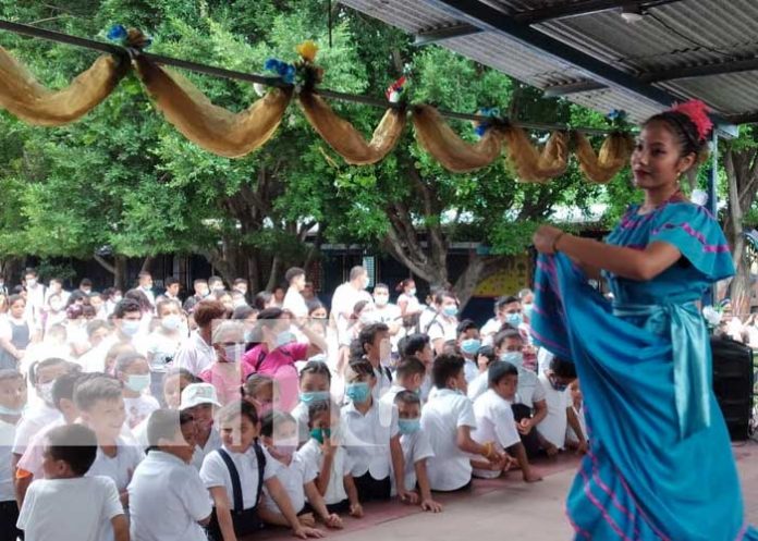 Acto en colegio de Tipitapa por la Cruzada Nacional de Alfabetización
