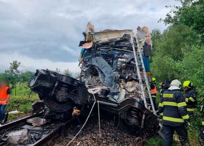 Dos muertos y decenas de heridos en un choque de trenes en República Checa / FOTO / @hzsplzen