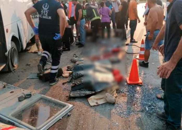 Vuelco de autobús en Turquía deja tres muerto y cinco heridos
