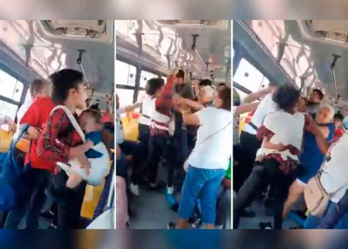 ¡Por el asiento! Mujer se pelea en el bus con todo y bebé en brazos