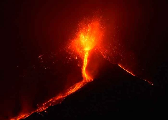 El más alto volcán europeo, el Etna, creció y ahora mide 3.357 metros / GIOVANNI ISOLINO / AFP