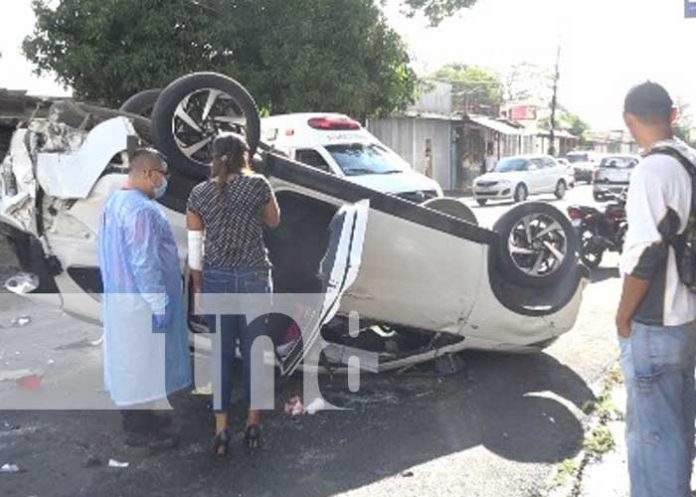 Escena del accidente de tránsito con vuelco de vehículo en Monseñor Lezcano Foto: Escena del accidente de tránsito con vuelco de vehículo en Monseñor Lezcano