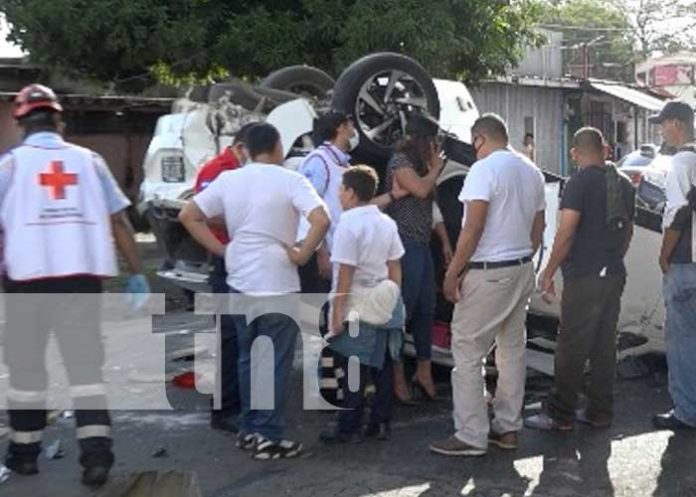 Escena del accidente de tránsito con vuelco de vehículo en Monseñor Lezcano
