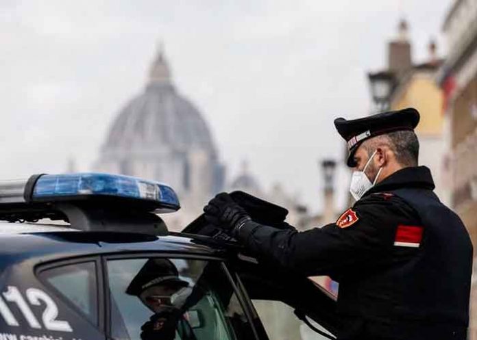 Detenido por acuchillar a 5 personas tras pedirle el billete de bus en Italia