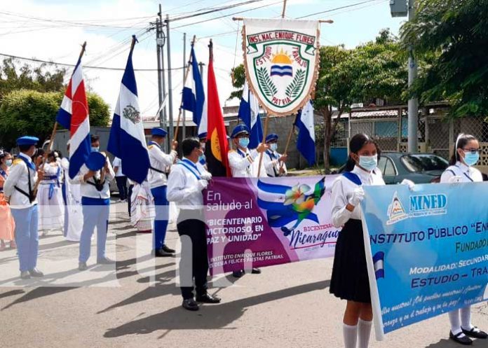 Estudiantes del Instituto Enrique Flores; emocionados realizaron su desfile patrio para recordar las acciones heroicas
