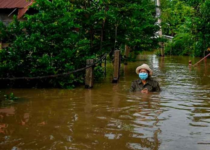 Al menos 6 muertos y miles de casas anegadas por inundaciones en Tailandia