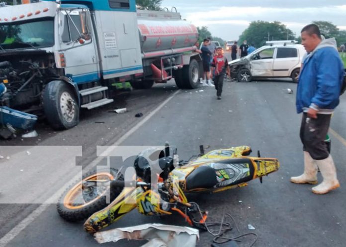 Triple colisión en la que se vieron involucrados el conductor de un camión, conductor de un carro, un motociclista y su acompañante