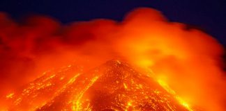 Tras erupción de La Palma, el Volcán Etna en Sicilia entra en erupción.
