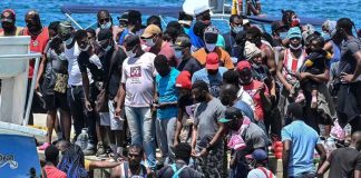 Migrantes desesperados por cruzar las frontera de Colombia con Panamá