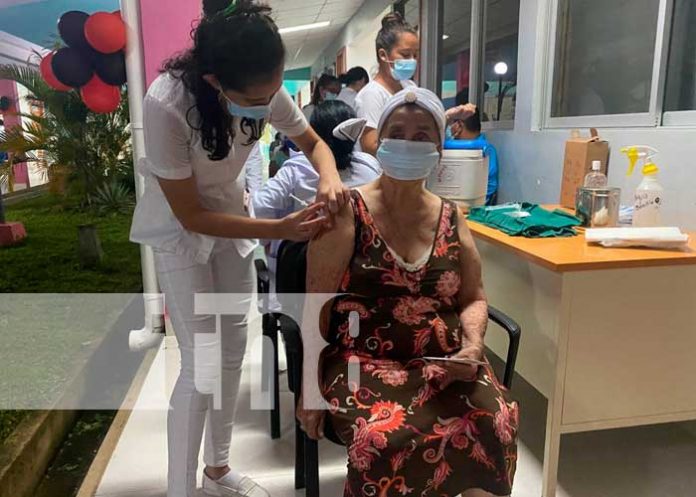 Pacientes de 30 años reciben la primera dosis de la vacuna contra el COVID-19 en Rivas