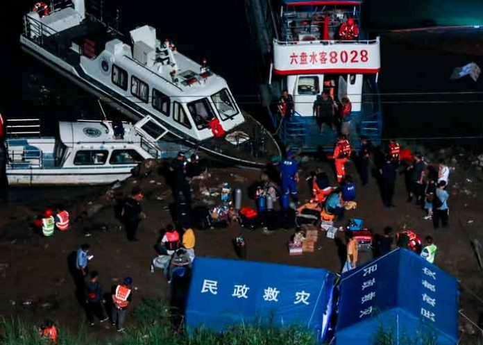 Al menos 12 muertos por naufragio de un barco en un río de China