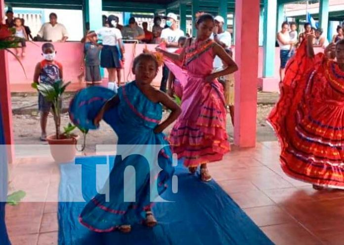 Colegios públicos participan en el certamen de trajes coloridos de mi Patria