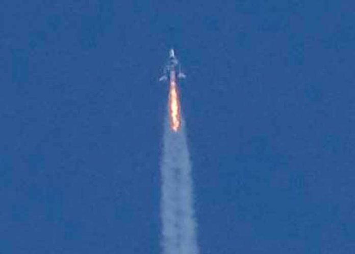 Nave Virgin Galactic se desvió del curso durante su primer vuelo espacial