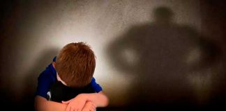 Director de una escuela es acusado por abusar y filmar a menores de edad