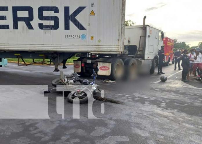 Escena del accidente mortal entre una moto y un camión en Chinandega
