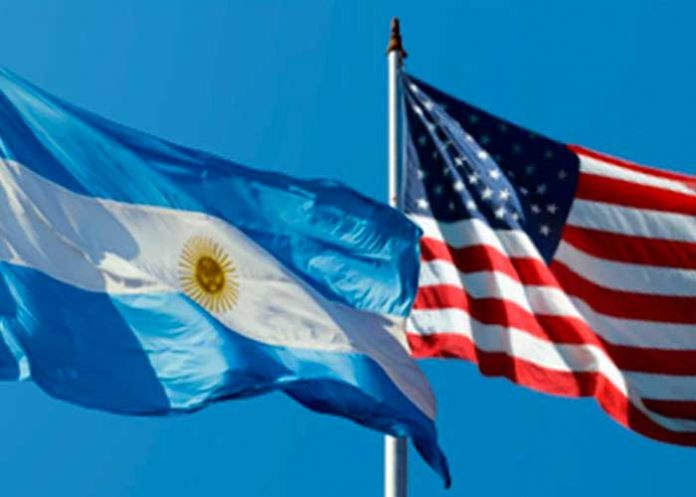 Banderas de Argentina y Estados Unidos