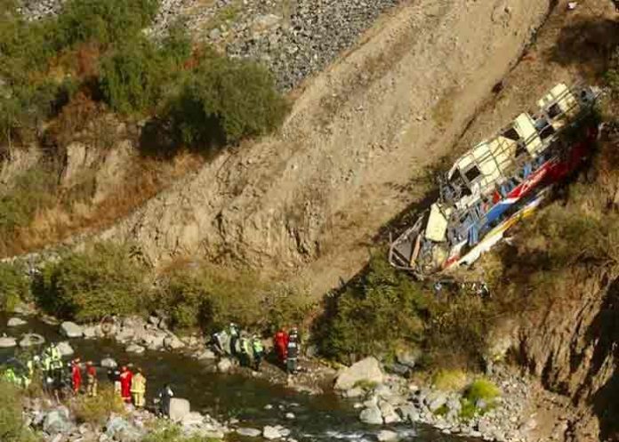 Ascienden a 33 los muertos por autobús que cayó a un barranco en Perú