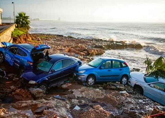 Severas inundaciones arrastran autos al mar en noreste de España
