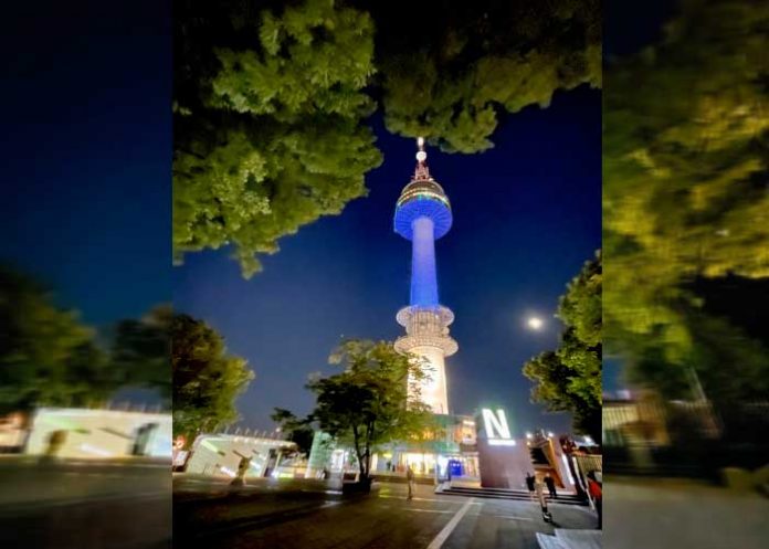Icónica torre en Seúl se ilumina con los colores patrios de Nicaragua