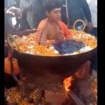 Captan a un niño hirviendo en una olla mientras medita en la India