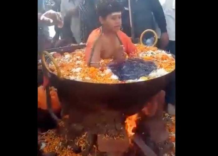 Captan a un niño hirviendo en una olla mientras medita en la India