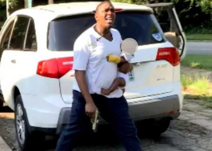 Hombre desata tiroteo con bebé en brazos en Ohio