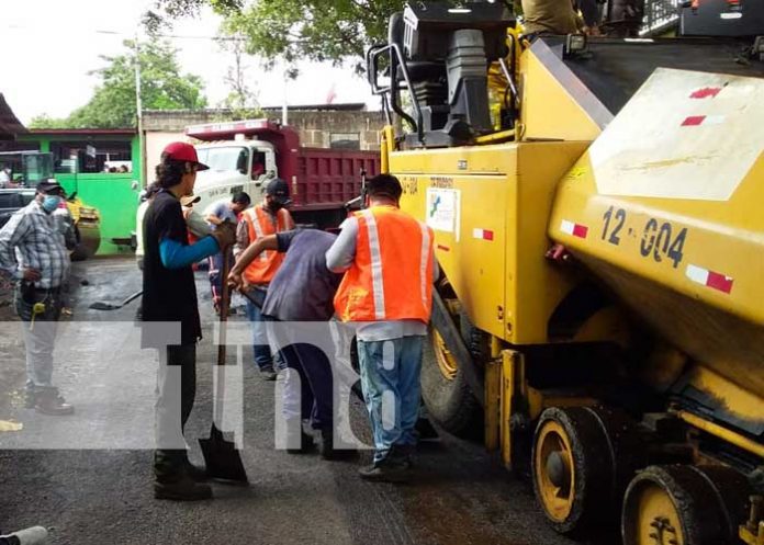 Proceso de construcción o mejoramiento de calles en Managua