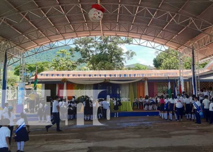 Inauguración de cancha multiusos en una escuela de Río Blanco
