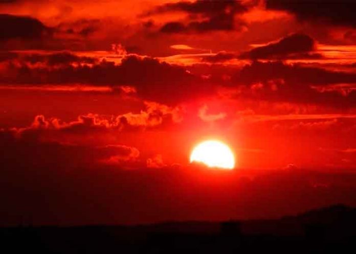 Impresionante! Cielo de Maryland en EE.UU se tiñe de color rojo