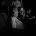 "Lo agarran con la mano en la masa":Capta a su esposo y a la amante en el cine