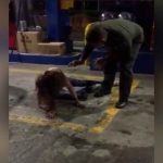 ¡Insólito! Policía le "saca los demonios" a joven en una gasolinera