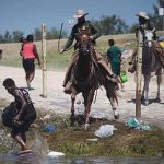 Texas inicia expulsión masiva de migrantes haitianos