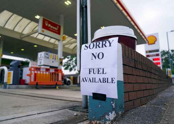 Escasez de combustible en Inglaterra desata batallas campales en gasolineras