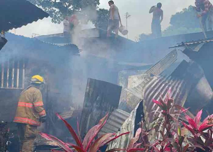 Incendio deja 22 familias en la calle en San José, Costa Rica