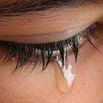 Insólito: Adolescente llora lágrimas de piedras con un ojo