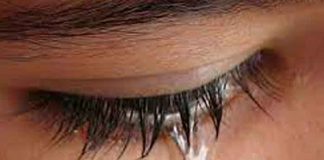 Insólito: Adolescente llora lágrimas de piedras con un ojo