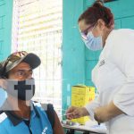 Aplicación de segunda dosis de vacuna a personas mayores de 45 en Managua