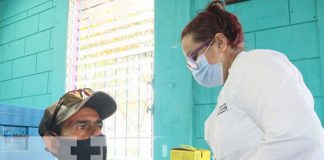 Aplicación de segunda dosis de vacuna a personas mayores de 45 en Managua