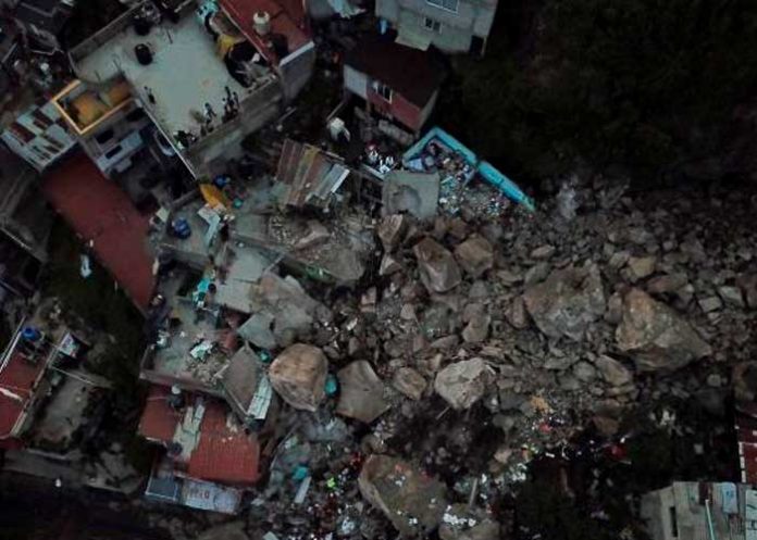Derrumbe de cerro en México deja al menos dos muertos y 10 desaparecidos.