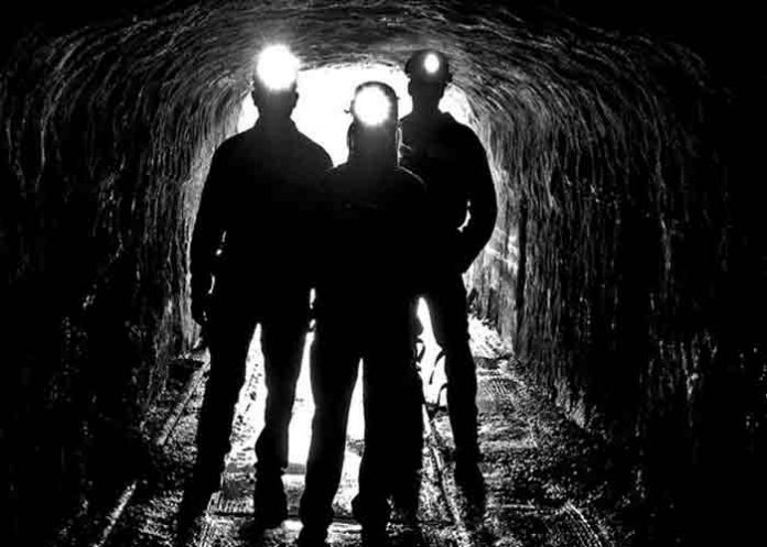 Equipos de emergencias tratan de rescatar a 39 mineros atrapados, Canadá