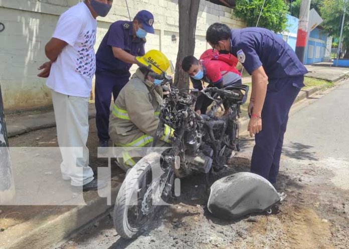 Moto hecha chatarra tras incendiarse en Managua