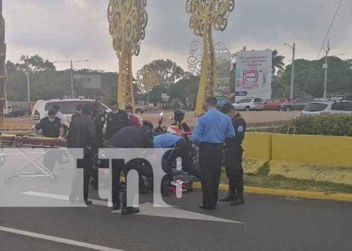 Escena del accidente en Managua donde un motociclista resultó con fracturas