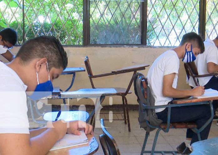 Educación en Nicaragua desde un aula de clases, reforzada con teleclases