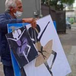 México: Abuelo vende dibujos de sus nietas para darles de comer