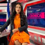 Presentadora Karleydi Zeledón, en el set de noticias de Crónica TN8