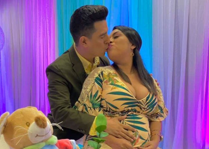 Osmán Flores, presentador de tv, anunciando que será papá