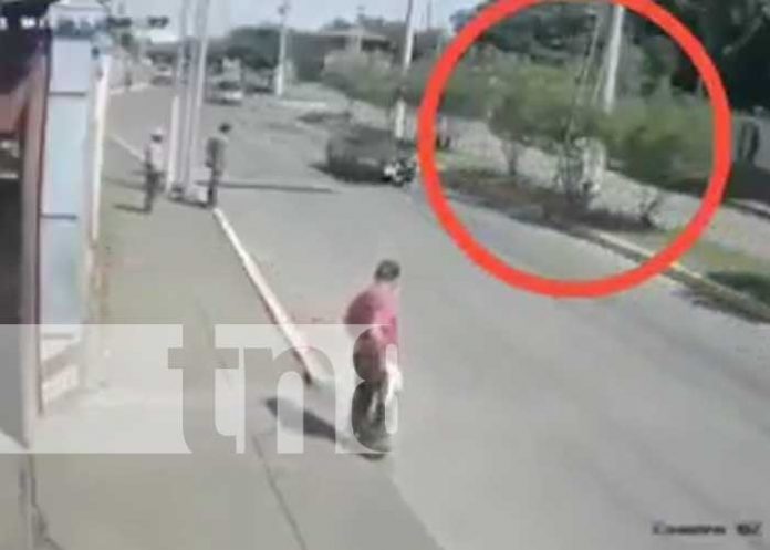 Hombre cae de una escalera en un poste ubicado en Ciudad Sandino