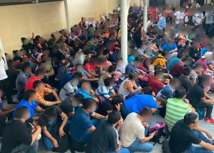 Rescatan 327 migrantes hacinados en Nuevo León, México