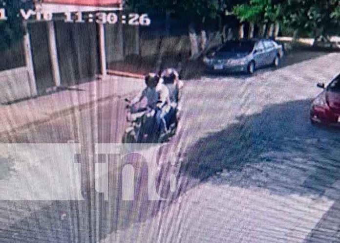 Delincuentes a punta de pistola roban motocicleta en la Colonia 10 de Junio